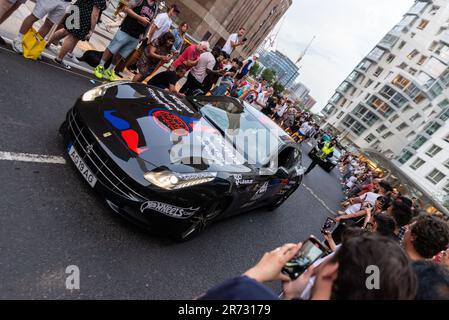 Gumball 3000-Supercar-Rallye mit Besuch des neu entwickelten Battersea Power Station, London, Großbritannien. Ein teures Auto ist für Autofans ausgestellt. Ferrari FF Stockfoto