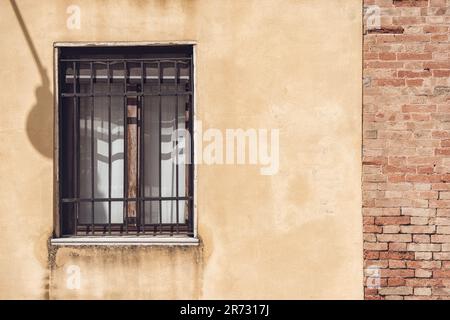 Details aus der Nähe mit alten mittelalterlichen Architektur, venezianischen Fenstern. Sicherheitsbügel und -Grill aus Metall Stockfoto