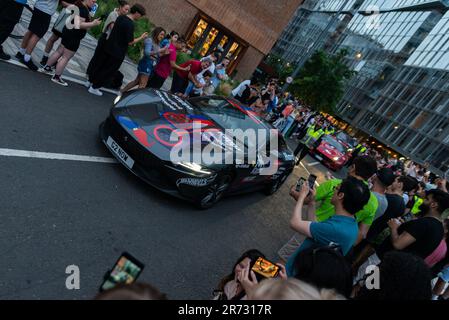 Gumball 3000-Supercar-Rallye mit Besuch des neu entwickelten Battersea Power Station, London, Großbritannien. Ein teures Auto ist für Autofans ausgestellt. Ferrari Roma Stockfoto