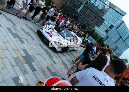 Gumball 3000-Supercar-Rallye mit Besuch des neu entwickelten Battersea Power Station, London, Großbritannien. Ein teures Auto ist für Autofans ausgestellt. McLaren 765LT Stockfoto