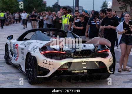 Gumball 3000-Supercar-Rallye mit Besuch des neu entwickelten Battersea Power Station, London, Großbritannien. Ein teures Auto ist für Autofans ausgestellt. McLaren 765LT Stockfoto