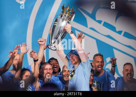 Kevin De Bruyne #17 von Manchester City hebt die Trophäe der Premier League auf der Bühne während der Manchester City Treble Victory Parade am St. Peter's Square, Manchester, Großbritannien, 12. Juni 2023 (Foto von Mark Cosgrove/News Images) in, am 6./12. Juni 2023. (Foto: Mark Cosgrove/News Images/Sipa USA) Guthaben: SIPA USA/Alamy Live News Stockfoto