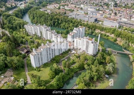 Apartmentblock und Geschäftsgebäude am Fluss Limmat, Wettingen Halbinsel, Luftblick, Stadt Baden, Aargau, Die Schweiz Stockfoto