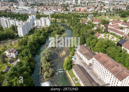 Apartmentblock und Geschäftsgebäude am Fluss Limmat, Wettingen Halbinsel, Luftblick, Stadt Baden, Aargau, Die Schweiz Stockfoto