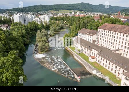 Apartmentblock und Geschäftsgebäude am Fluss Limmat, Wettingen Halbinsel, Luftblick, Stadt Baden, Aargau, Die Schweiz Stockfoto