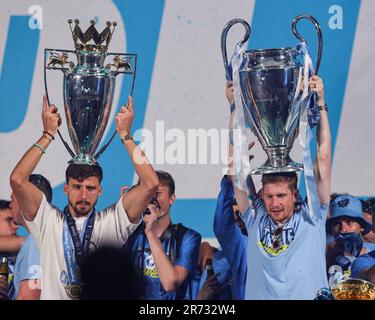 Kevin De Bruyne #17, Aymeric Laporte #14 #31 von Manchester City hebt die Trophäen auf die Bühne während der Manchester City Treble Victory Parade am St. Peter's Square, Manchester, Großbritannien, 12. Juni 2023 (Foto von Mark Cosgrove/News Images) Stockfoto