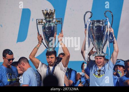 Kevin De Bruyne #17, Aymeric Laporte #14 #31 von Manchester City hebt die Trophäen auf die Bühne während der Manchester City Treble Victory Parade am St. Peter's Square, Manchester, Großbritannien, 12. Juni 2023 (Foto von Mark Cosgrove/News Images) Stockfoto