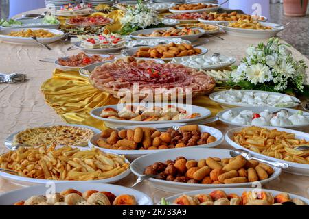 Tischset mit großem Buffet. Catering mit verschiedenen Arten von Speisen Stockfoto