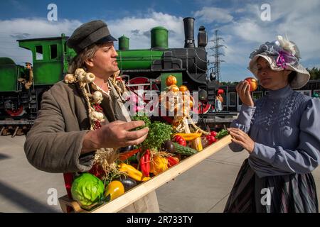 Moskau, Russland. 11. Juni 2023. Rekonstruktion eines Lebens auf einem Bahnhof in einer Stadt im russischen Reich der Zeit des Ersten Weltkriegs während des Festivals „Times and Epochs“ in Moskaus Park, Russland Stockfoto