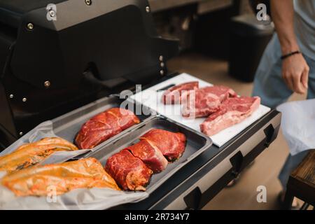 Vorbereitung zum Kochen von Fleisch auf einem offenen Grill. Stockfoto