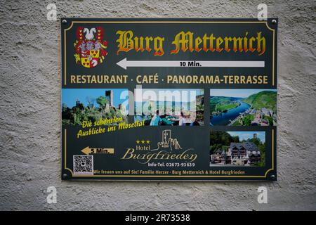 Hinweisschild für Burg Metternich, eine wunderbare Burgruine hoch über der Mosel in Deutschland in der mittelalterlichen Stadt Beilstein. Stockfoto