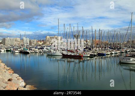 Blick auf den Port de Plaisance, rechte Uferseite, im Hintergrund die Phare de la Mediterranee. Palavas les Flots. Okzitanien, Frankreich Stockfoto