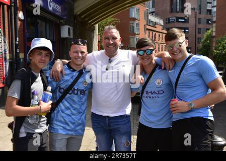 Manchester, Großbritannien. 12. Juni 2023. Fans von Chorley warten, während der Manchester City Football Club sich auf eine Siegesparade mit offenem Oberdeck im Zentrum von Manchester vorbereitet, um die Erfolge des Sieges zu feiern: Die Premier League, der FA Cup und die Champions League. Am Samstag besiegte man City Inter Mailand in Istanbul und sicherte sich den Champions League-Sieg. Die Parade der offenen Busse fuhr durch das Stadtzentrum von Manchester und beobachtete von großen, begeisterten Massen, trotz Gewitter und starkem Regen. Kredit: Terry Waller/Alamy Live News Stockfoto