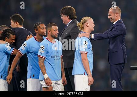 Istanbul, Türkei. 10. Juni 2023. UEFA-Präsident Aleksander Ceferin gratuliert Erling Haaland (9 Manchester City) nach dem Sieg von man City während des UEFA Champions League-Finales zwischen dem FC Manchester City und dem FC Internazionale im Atatürk Olympiastadion in Istanbul, Türkei. (Daniela Porcelli/SPP) Kredit: SPP Sport Press Photo. Alamy Live News Stockfoto