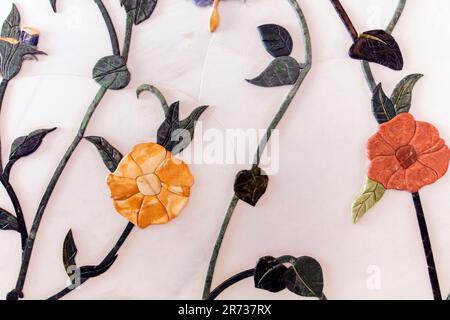 Architektonische Details zu Blumen und Pflanzen in der Scheich-Zayid-Moschee, Abu Dhabi, Vereinigte Arabische Emirate Stockfoto