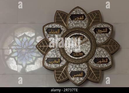 Islamische Gebet Uhr in Scheich Zayed bin Sultan al Nahyan Moschee (Moschee), Abu Dhabi, Vereinigte Arabische Emirate Stockfoto