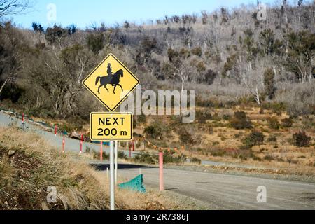 Gelbes Warnschild für Reiter in der Nähe von Warenhäusern Campingplätze auf der Tantangara Road Kosciuszko National Park Stockfoto