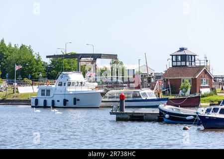 Boote am Mutford Lock in Oulton Broad Lake, Oulton Broad, Lowestoft, Suffolk, England, Vereinigtes Königreich Stockfoto