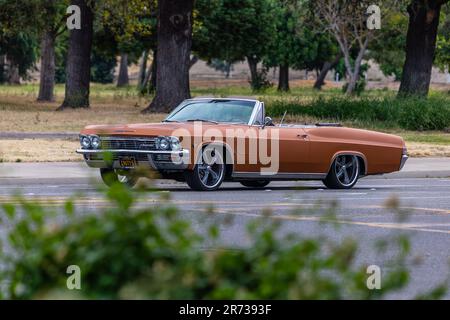 Ein 1965 Chevy Impala Cabrio beim North Modesto Kiwanis American Graffiti Car Show & Festival Stockfoto