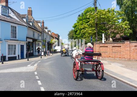 Zigeunerreisewagen, die durch Straßen, St Mary's Street, Bungay, Suffolk, England, Vereinigtes Königreich Stockfoto