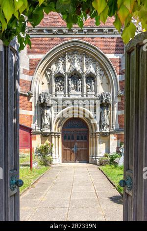 Kunstvoll verzierte Eingangstür zur katholischen Kirche St. Edmund, St. Mary's Street, Bungay, Suffolk, England, Vereinigtes Königreich Stockfoto