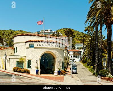 AVALON, KALIFORNIEN - 17. November 2019: Avalon ist eine Resort-Gemeinschaft mit der Uferpromenade dominiert von touristisch orientierten Unternehmen auf Santa Catalina ist Stockfoto