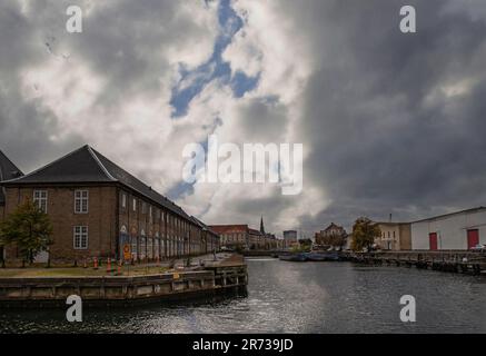 Kopenhagen, Dänemark - 14. September 2010: Blick von der Danneskiold-Brücke in Richtung Süden entlang des Kanals unter dunkler Wolke. Lager und Wohngebäude mit Vor Stockfoto