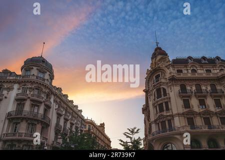 Gebäude der Plaza Isabel la Catolica bei Sonnenuntergang mit der ehemaligen Zentralbank - Granada, Andalusien, Spanien Stockfoto