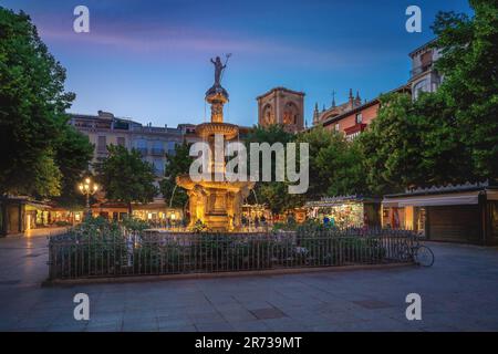 Plaza de Bib-Rambla-Platz und Gigantones-Brunnen bei Nacht mit Kathedralenturm - Granada, Andalusien, Spanien Stockfoto