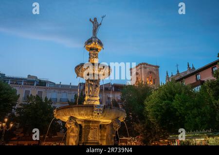 Gigantones Fountain am Plaza de Bib-Rambla bei Nacht mit Cathedral Tower - Granada, Andalusien, Spanien Stockfoto