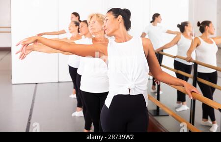 Verschiedene ältere Frauen tanzen Ballett Stockfoto