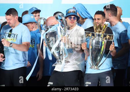 Manchester, Großbritannien. 12. Juni 2023. Emerson und Riyad Mahrez von Manchester City während der Siegesparade für den Europapokal, den FA Cup und die Premier League in den Straßen von Manchester, Nordengland am 12. Juni 2023 (Foto: Phil Bryan/Alamy Live News). Guthaben: Philip Bryan/Alamy Live News Stockfoto