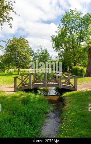 Die hölzerne Brücke über den Fluss Misbourne in Chalfont St Giles, Buckinghamshire, England Stockfoto