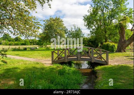 Die hölzerne Brücke über den Fluss Misbourne in Chalfont St Giles, Buckinghamshire, England Stockfoto