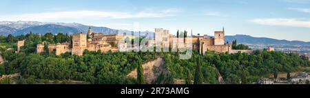 Panoramablick auf die Alhambra mit Sierra Nevada im Hintergrund - Granada, Andalusien, Spanien Stockfoto