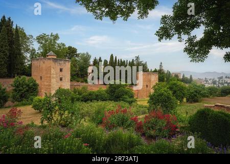 Turm der Prinzessinnen (Torre de las Infantas) und Turm der Gefangenen (Torre de la Cautiva) in Alhambra - Granada, Andalusien, Spanien Stockfoto