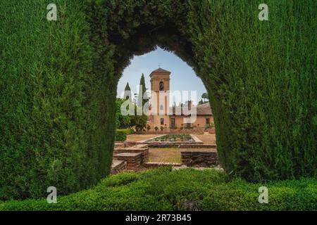 Granada, Spanien - 5. Juni 2019: Palast des ehemaligen Klosters von San Francisco in der Alhambra - Granada, Andalusien, Spanien Stockfoto