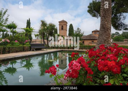 Granada, Spanien - 5. Juni 2019: Palast des ehemaligen Klosters von San Francisco in der Alhambra - Granada, Andalusien, Spanien Stockfoto