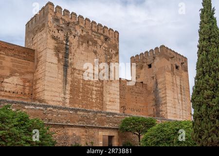 Alcazaba mit Torre del Homenaje (Keep) und Broken Tower (Torre Quebrada) in der Alhambra - Granada, Andalusien, Spanien Stockfoto