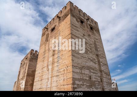 Torre del Homenaje (Burgturm) in der Alcazaba Gegend der Festung Alhambra - Granada, Andalusien, Spanien Stockfoto