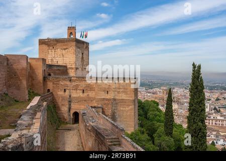 Beobachten Sie den Turm (Torre de la Vela) und den Turm der Waffen (Torre de las Armas) in der Alcazaba Gegend der Festung Alhambra - Granada, Andalusien, Spanien Stockfoto