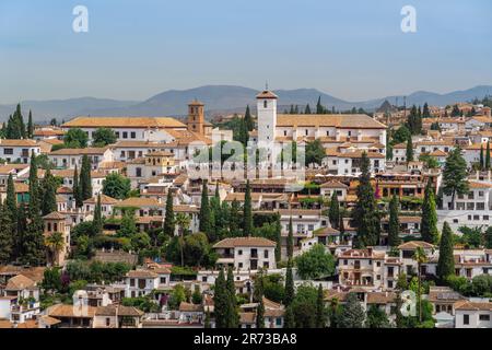 Aussichtspunkt San Nicolas und Kirche San Nicolas aus der Vogelperspektive - Granada, Andalusien, Spanien Stockfoto