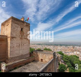 Beobachten Sie den Turm (Torre de la Vela) in der Alcazaba Gegend der Festung Alhambra - Granada, Andalusien, Spanien Stockfoto