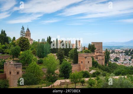 Blick auf die Alhambra mit Verteidigungstürmen und Kirche - Granada, Andalusien, Spanien Stockfoto