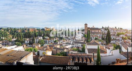 Panoramablick auf Granada mit Alhambra und Kirche San Salvador - Granada, Andalusien, Spanien Stockfoto