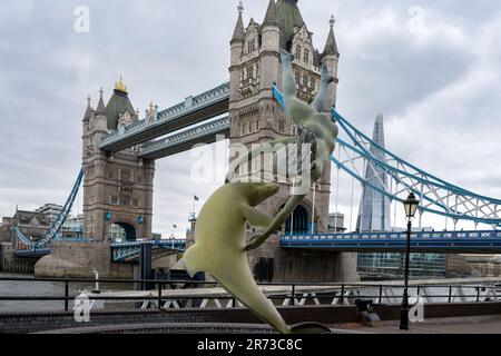 LONDON, ENGLAND - 18. APRIL 2023: Mädchen mit Delfin, Statue in der Nähe der Tower Bridge Stockfoto