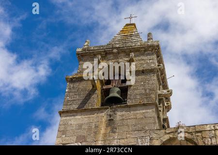 Glockenturm der Kirche San Martiño de Noia Stockfoto