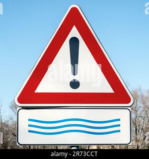 Das Straßenschild warnt vor der Überschwemmungsgefahr. Emilia-Romagna, Italien Stockfoto