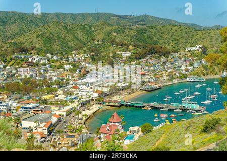 AVALON, KALIFORNIEN - 17. November 2019: Avalon ist eine Resort-Gemeinschaft mit der Uferpromenade dominiert von touristisch orientierten Unternehmen auf Santa Catalina ist Stockfoto