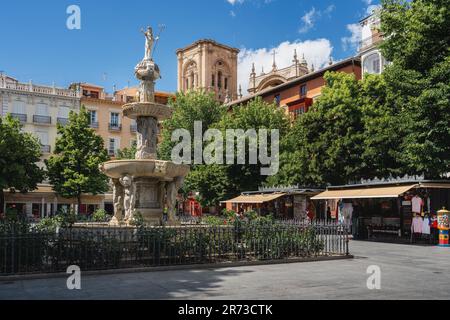 Gigantones Fountain am Plaza de Bib-Rambla mit Kathedralenturm - Granada, Andalusien, Spanien Stockfoto